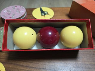 Bolas de billar amarillas y rojas