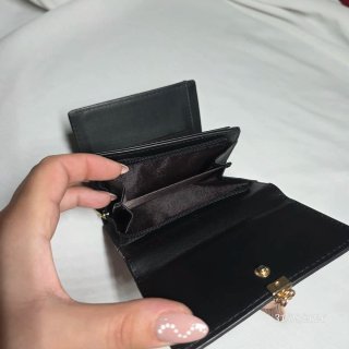 Cartera negra con detalle de hoja