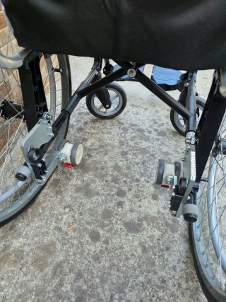 Silla de ruedas negra