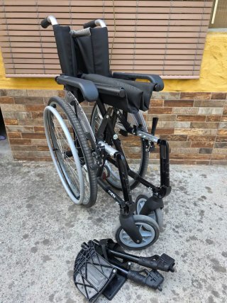 Silla de ruedas negra