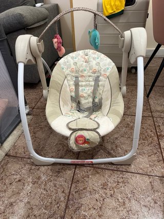 Mecedora de bebé con juguetes