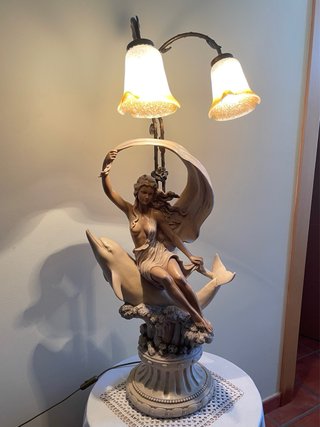 Lámpara de mesa mujer y delfín