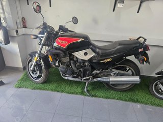 Triumph Trident 900