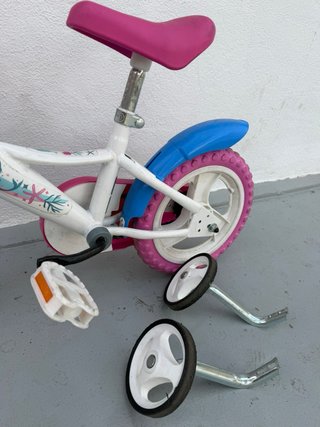 Bicicleta infantil rosa con cesta