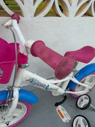 Bicicleta infantil rosa con cesta