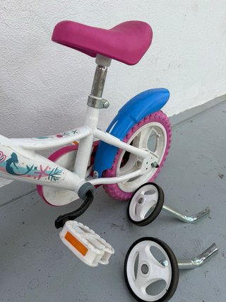 Bicicleta infantil rosa con cesta