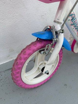 Bicicleta infantil rosa con cesta