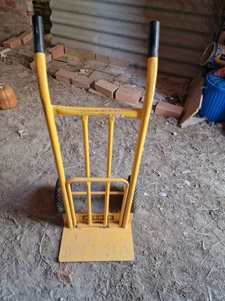 Carretilla manual amarilla