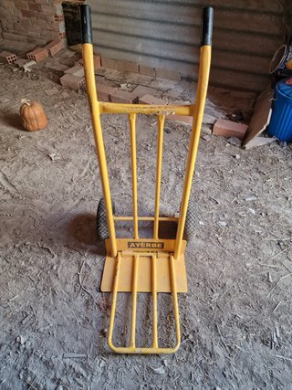 Carretilla manual amarilla