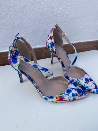 Zapatos Kurt Geiger tacón aguja estampado floral