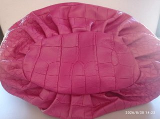 Bolso rosa efecto piel cocodrilo