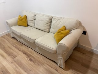 Sofá de 3 plazas beige con cojines amarillos