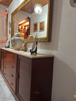 Aparador con mesa de mármol y espejo