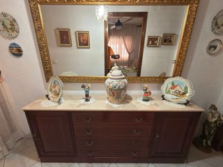 Aparador con mesa de mármol y espejo