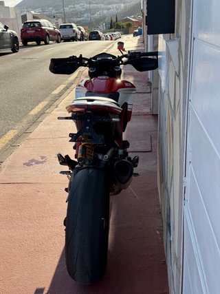 Ducati 939 SP Roja y Blanca