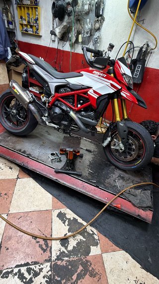 Ducati 939 SP Roja y Blanca
