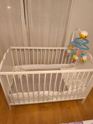 Cuna de bebé blanca con móvil