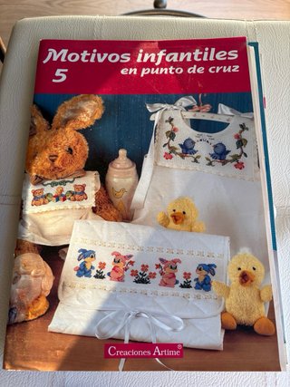 Lote 5 revistas punto de cruz Bebés