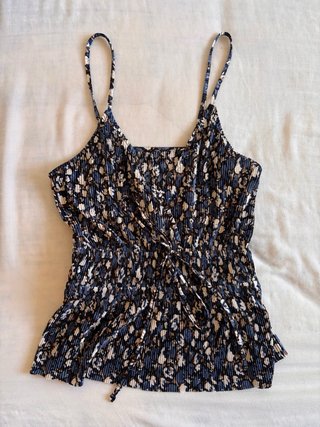Blusa estampada con escote y tirantes