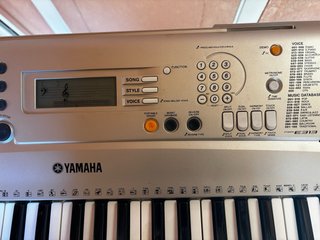 Teclado Yamaha con soporte