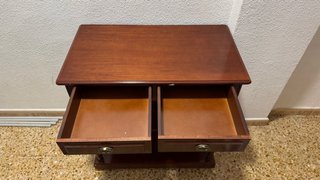 Mesa auxiliar de madera con cajones y ruedas