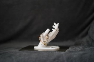 Soporte Joyas Mano Blanco y Dorado