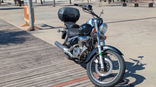 Suzuki Intruder 250cc Negra. Etiqueta C. Custom A2