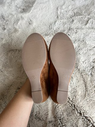 Sapatos de camurça castanhos com cunha