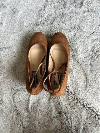 Sapatos de camurça castanhos com cunha