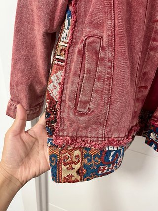Chaqueta vaquera rosa con bordado étnico
