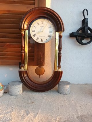 Reloj de péndulo antiguo de madera