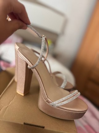 Tacones dorados y rosas champán con pedrería