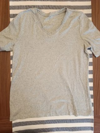 Camiseta gris cuello pico talla M