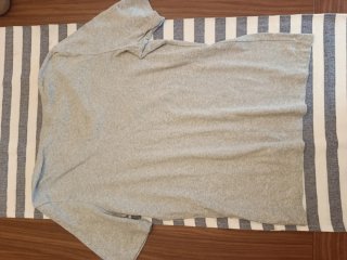 Camiseta gris cuello pico talla M