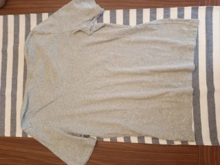 Camiseta gris cuello pico talla M