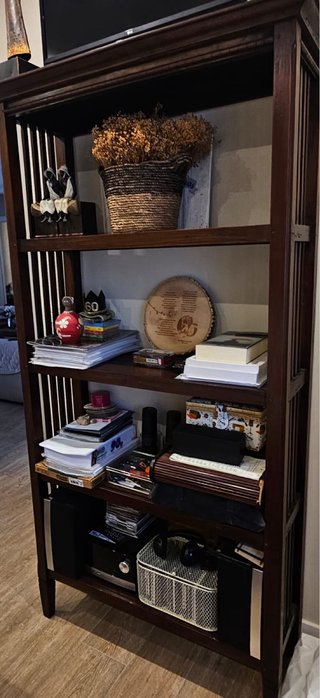 Estantería de madera maciza