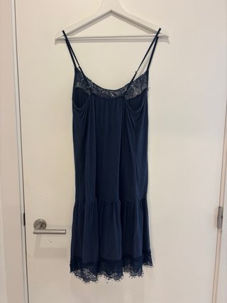 Vestido lencero azul marino con encaje