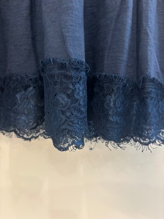 Vestido lencero azul marino con encaje