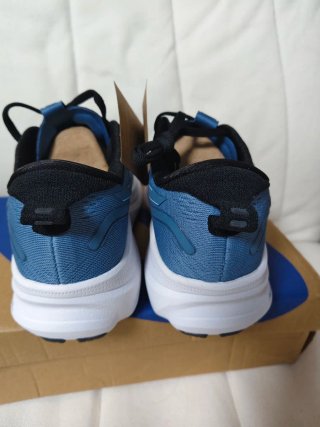 Zapatillas Azules y Blancas