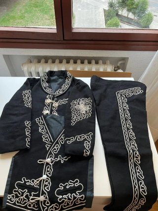 Traje mexicano de niño sobre 8 años. Artesano.