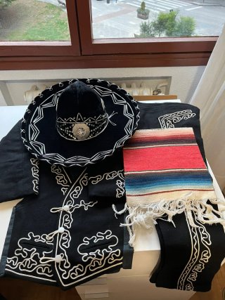 Traje mexicano de niño sobre 8 años. Artesano.