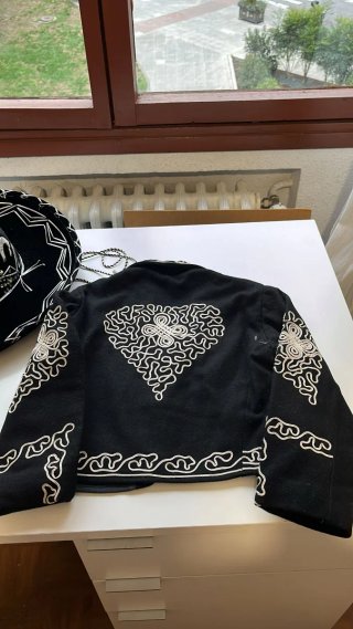 Traje mexicano de niño sobre 8 años. Artesano.