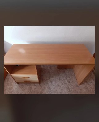 Escritorio de madera con cajones