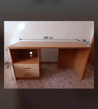 Escritorio de madera con cajones