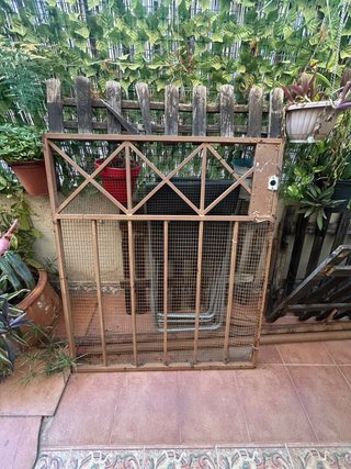 Puerta y valla de metal y madera