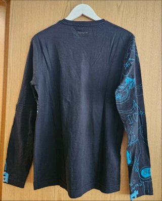 Camiseta Desigual manga larga estampada.