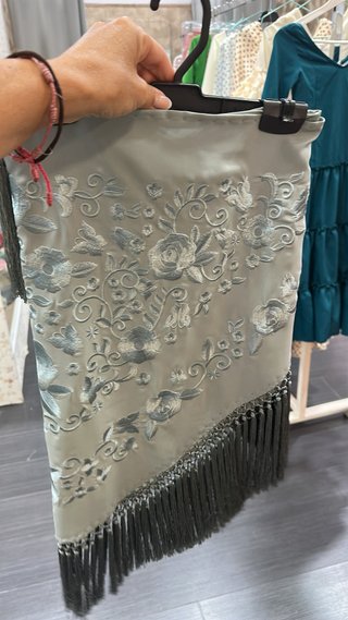 Mantón bordado morado y rojo
