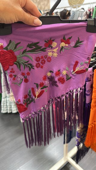 Mantón bordado morado y rojo