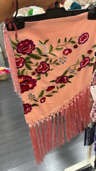 Mantón bordado morado y rojo