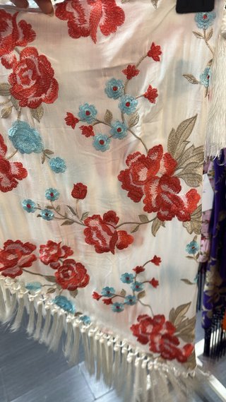 Mantón bordado morado y rojo